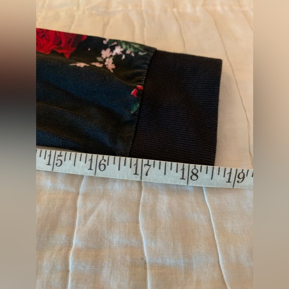 Divided by H&M rose pattern black sweatshirt size Small 100% lightweight cotton - Picture 9 of 10